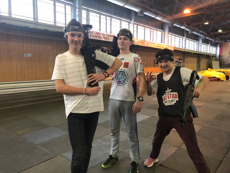 qFsMGES6eb4.jpg
