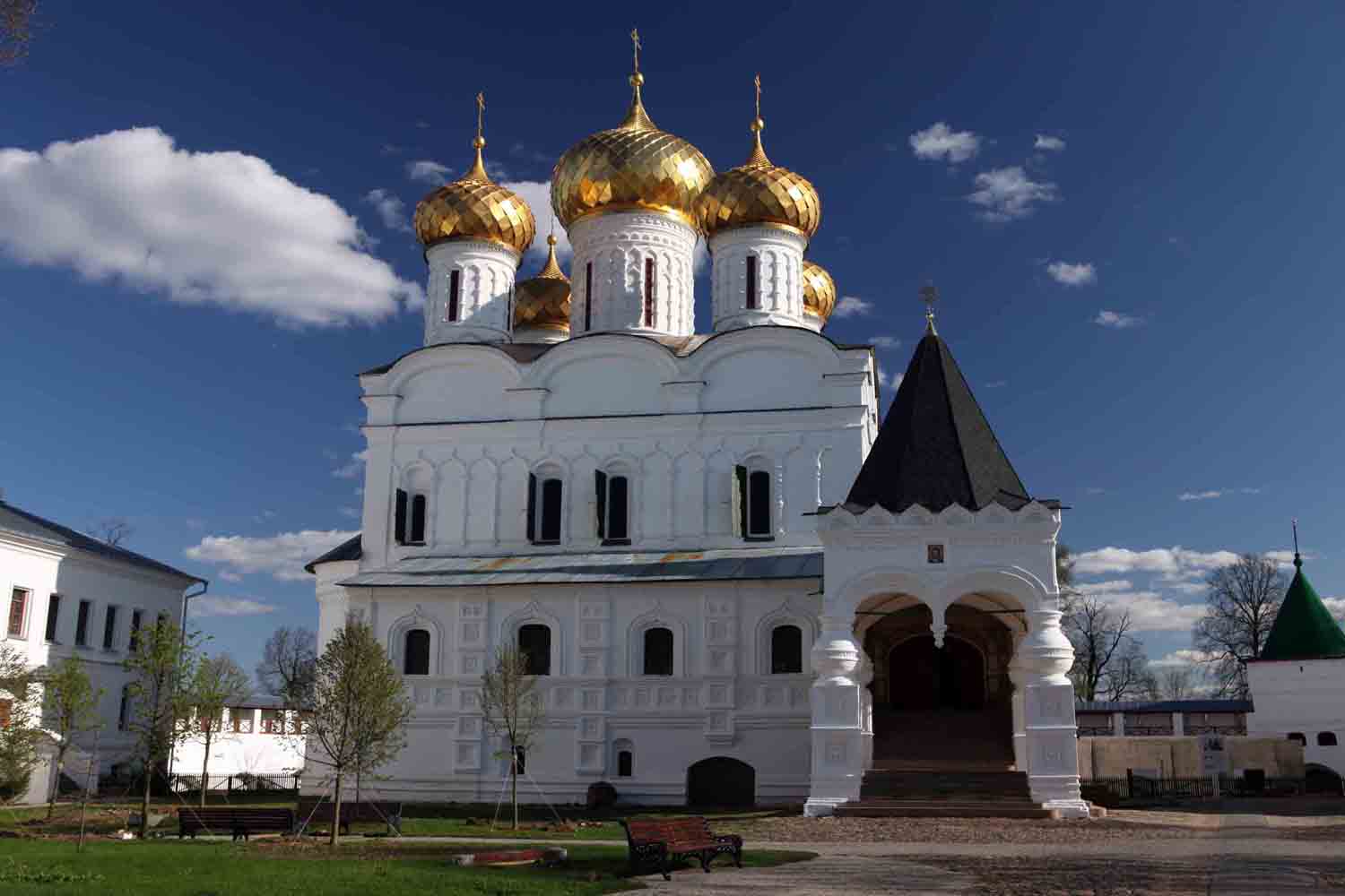 Kostroma_Ipatievsky_Monastyr_Troitsky_Sobor.jpg