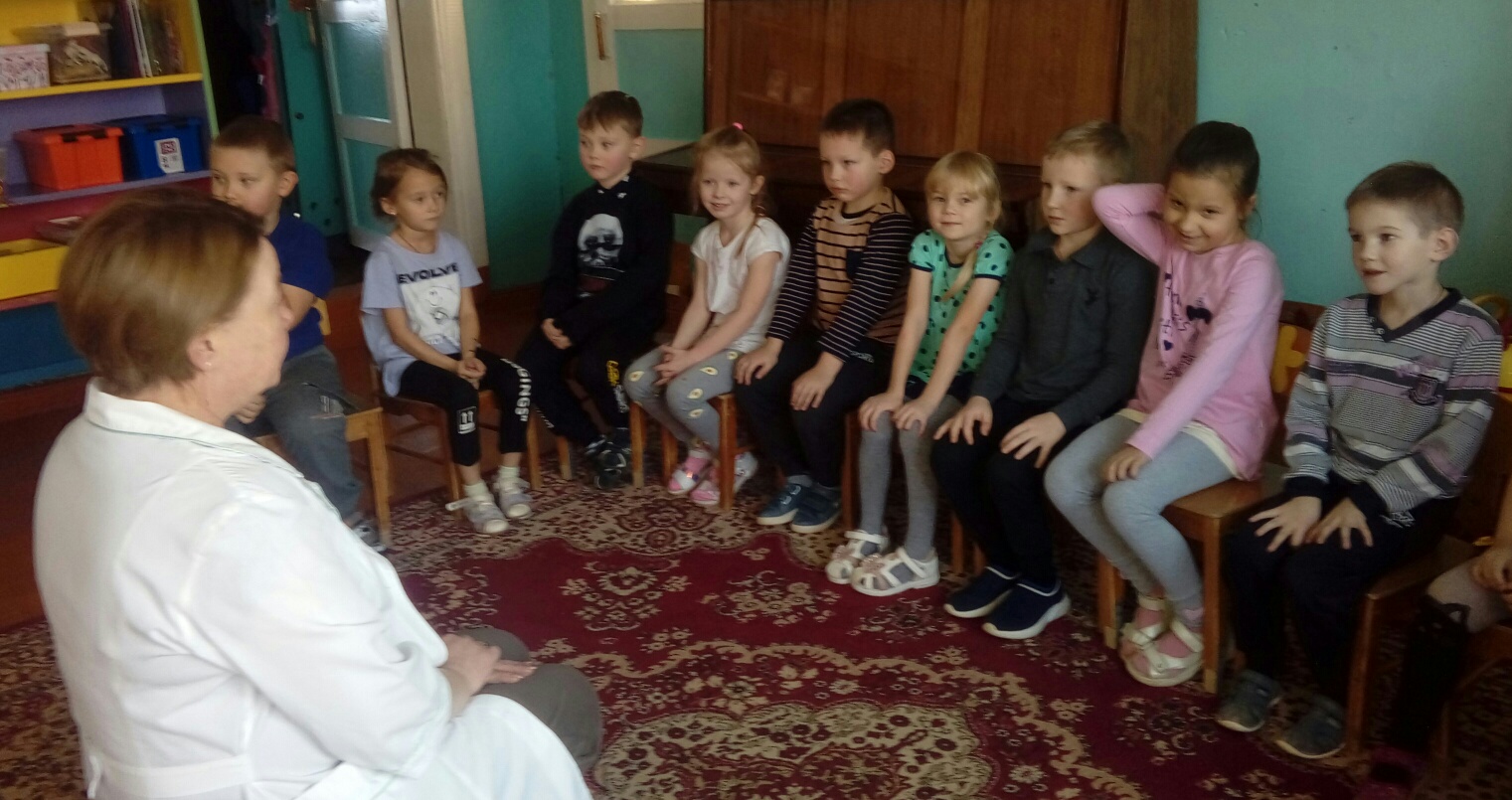 педагог с детьми.jpg