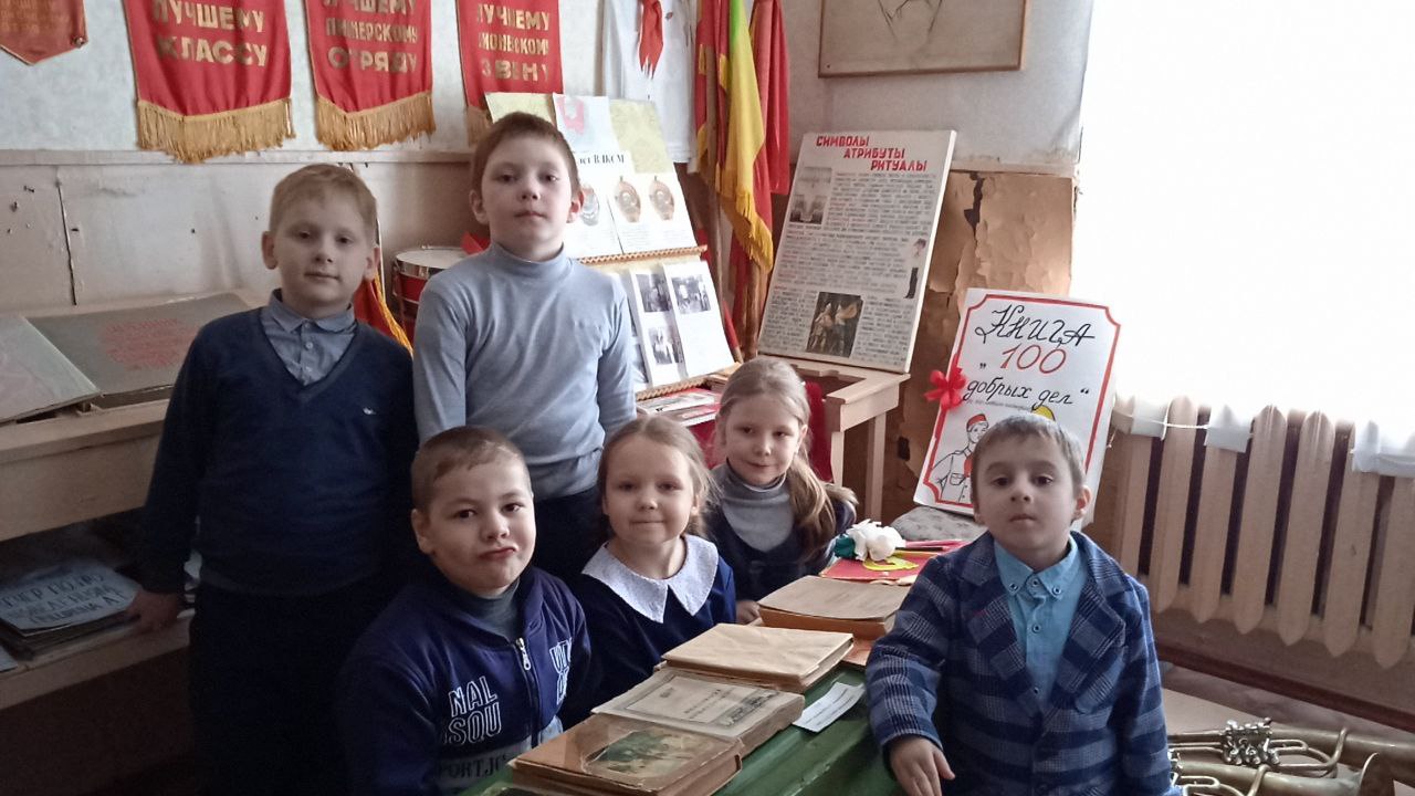 В музее истории школы.jpg