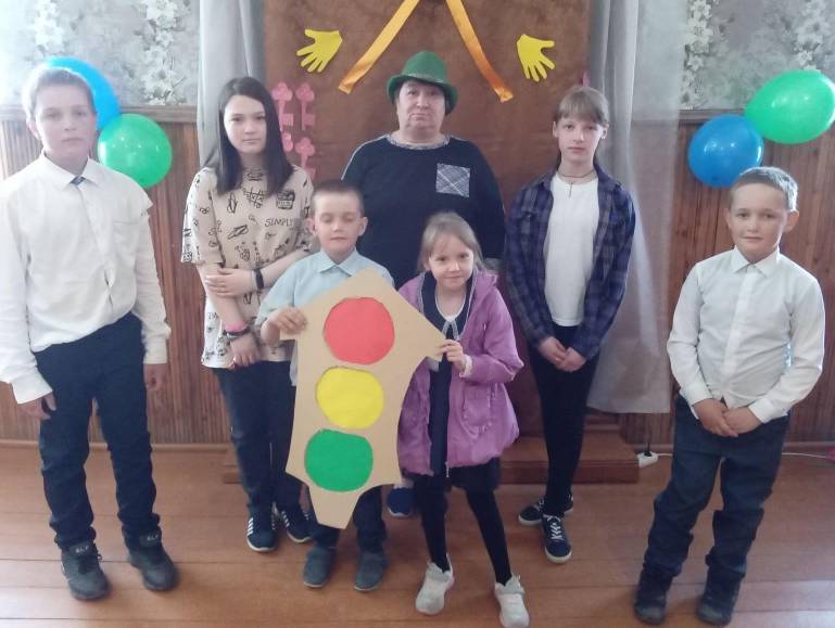 1 июня в гостяз у светофора.jpg